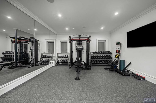 11 Edgewood St, Tenafly NJ  07670-2909 exterior