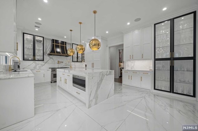 11 Edgewood St, Tenafly NJ  07670-2909 exterior