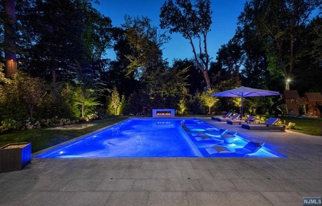 11 Edgewood St, Tenafly NJ  07670-2909 exterior