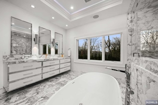 11 Edgewood St, Tenafly NJ  07670-2909 exterior