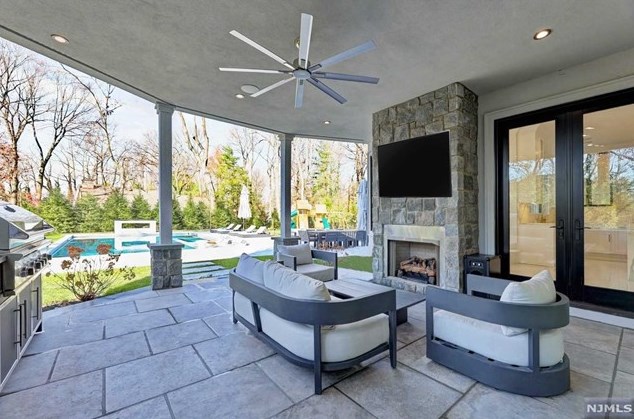 11 Edgewood St, Tenafly NJ  07670-2909 exterior