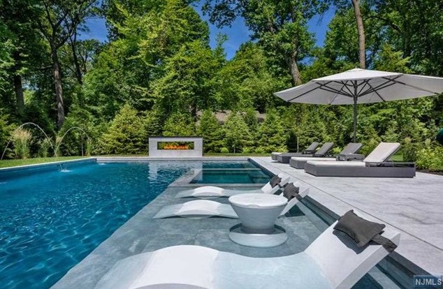 11 Edgewood St, Tenafly NJ  07670-2909 exterior