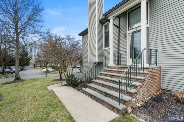 102 Lakeview Dr, Westwood NJ  07675-7096 exterior