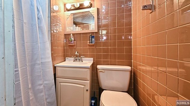 81 Lakeside Ave, Pompton Lakes NJ  07442-1741 exterior