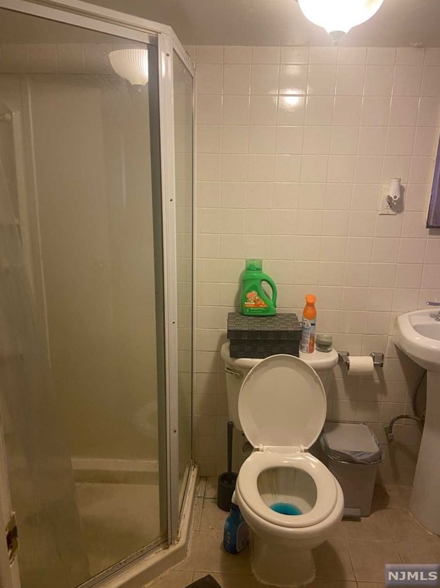 313 James St, Teaneck NJ 07666-3220 exterior