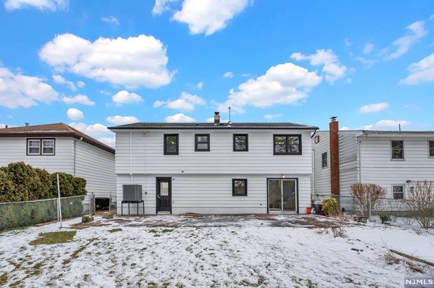 150 Meadow Ln, Secaucus NJ  07094-4338 exterior