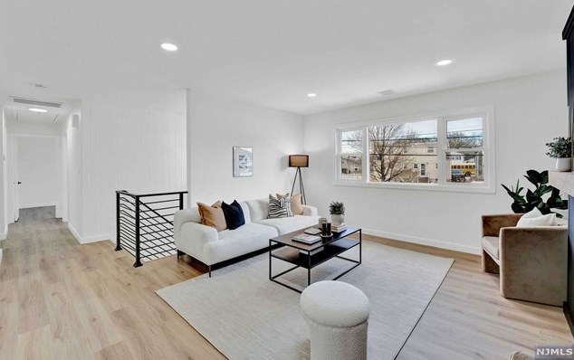 150 Meadow Ln, Secaucus NJ  07094-4338 exterior