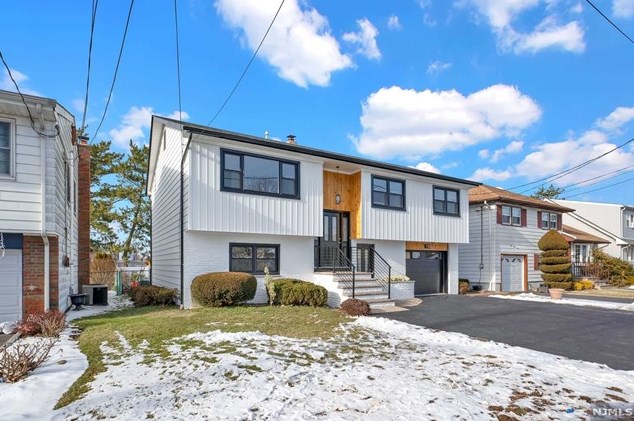 150 Meadow Ln, Secaucus NJ  07094-4338 exterior