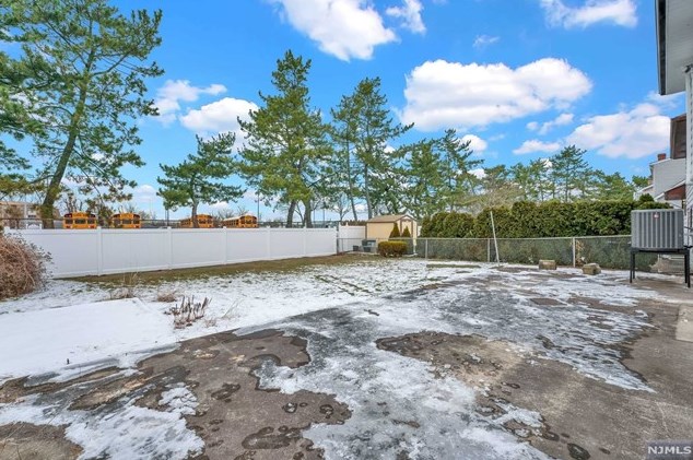 150 Meadow Ln, Secaucus NJ  07094-4338 exterior