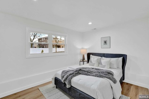 150 Meadow Ln, Secaucus NJ  07094-4338 exterior