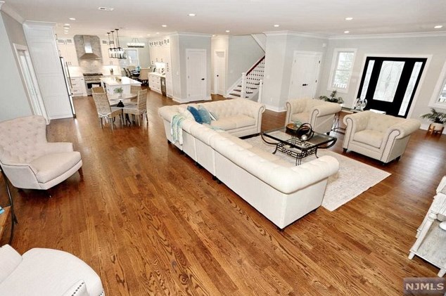 36 Amy Ct, Westwood NJ  07677-8001 exterior
