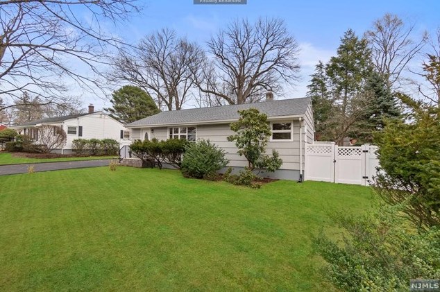 622 East Dr, Paramus NJ  07652-4807 exterior