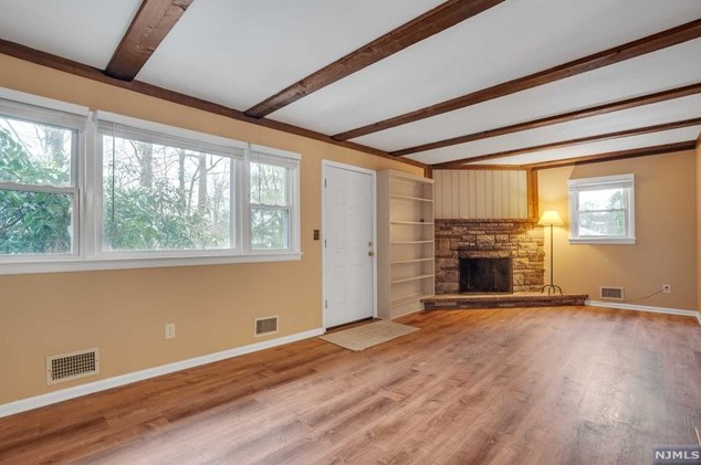 12 W Maple Ave, Allendale, NJ 07401