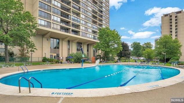 5 Horizon Rd, West Fort Lee NJ  07024-6602 exterior