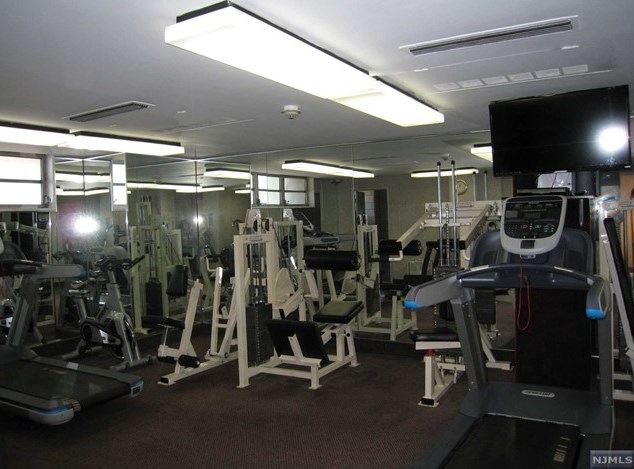 2077 Center Ave, West Fort Lee NJ 07024-4928 exterior