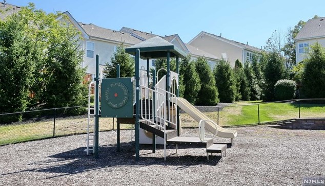 144 Mountainside Dr, Pompton Falls NJ  07442-1757 exterior