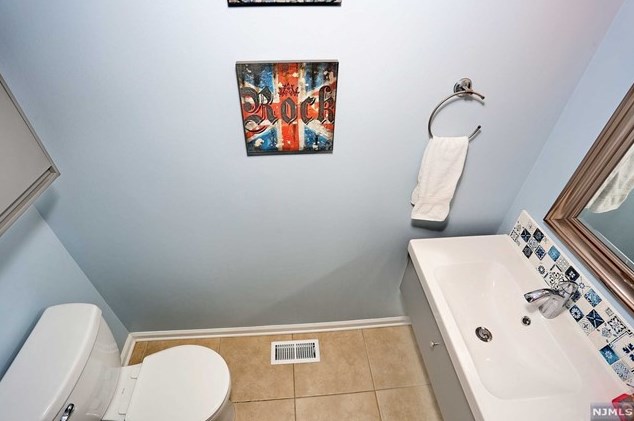 144 Mountainside Dr, Pompton Falls NJ  07442-1757 exterior