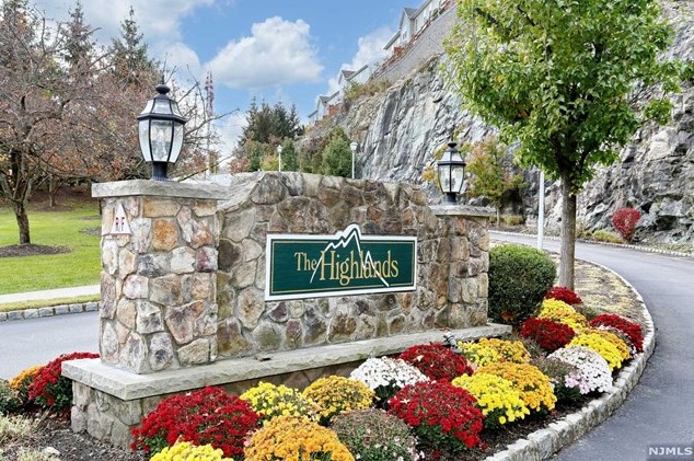 144 Mountainside Dr, Pompton Falls NJ  07442-1757 exterior