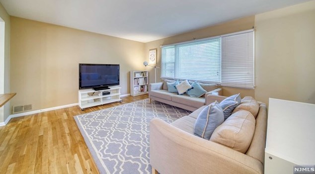 20 Hampshire Rd, Paramus NJ  07652-2315 exterior
