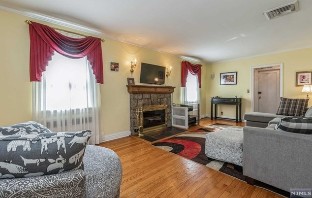 34 Carlton Pl, Rutherford NJ  07070-1120 exterior