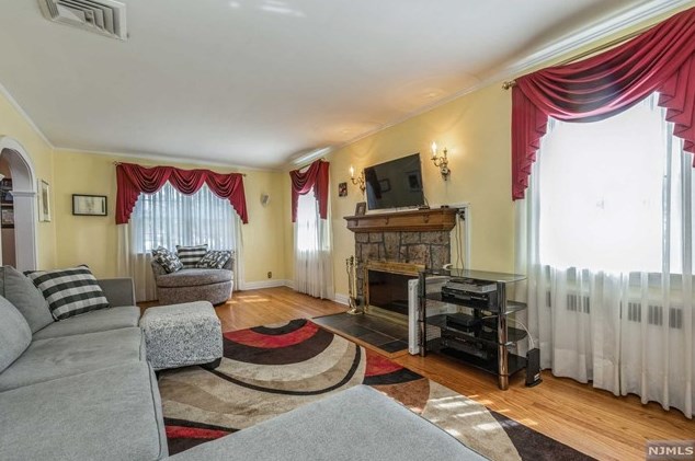 34 Carlton Pl, Rutherford NJ  07070-1120 exterior