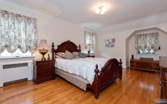 34 Carlton Pl, Rutherford NJ  07070-1120 exterior