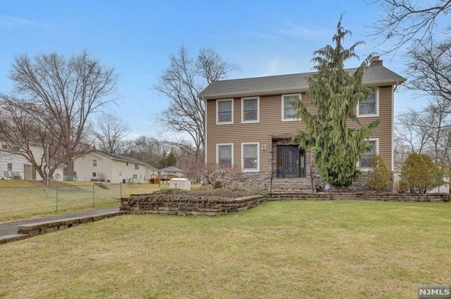 852 Hillsdale Ave, Hillsdale NJ  07642-1233 exterior