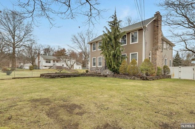 852 Hillsdale Ave, Hillsdale NJ  07642-1233 exterior