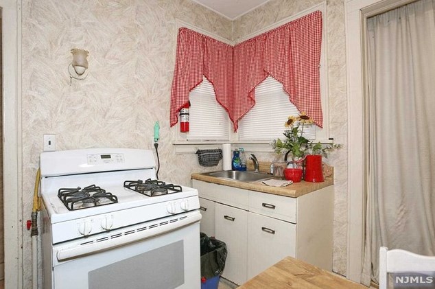 37 Maple Ave, Park Ridge NJ 07656-2148 exterior