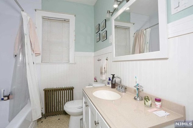 37 Maple Ave, Park Ridge NJ 07656-2148 exterior