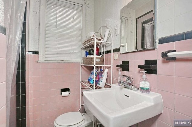 37 Maple Ave, Park Ridge NJ 07656-2148 exterior