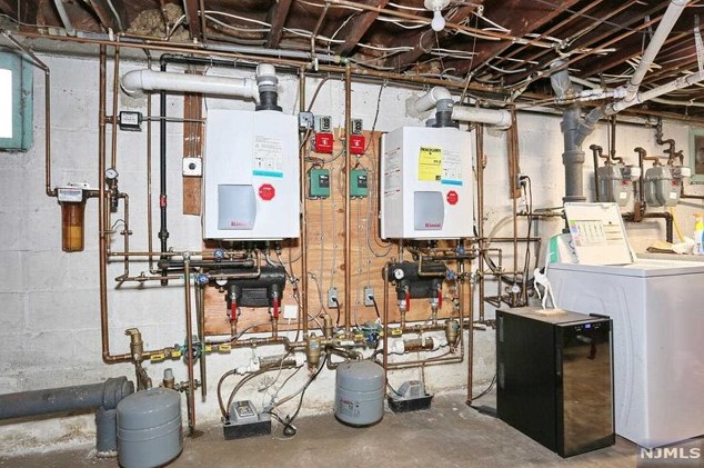 37 Maple Ave, Park Ridge NJ 07656-2148 exterior