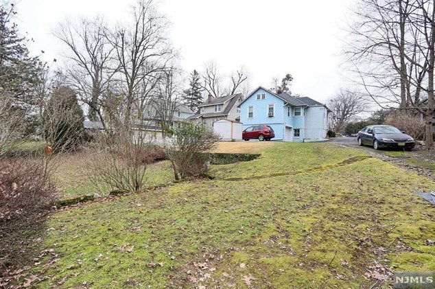 37 Maple Ave, Park Ridge NJ 07656-2148 exterior