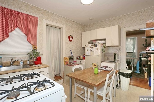 37 Maple Ave, Park Ridge NJ 07656-2148 exterior