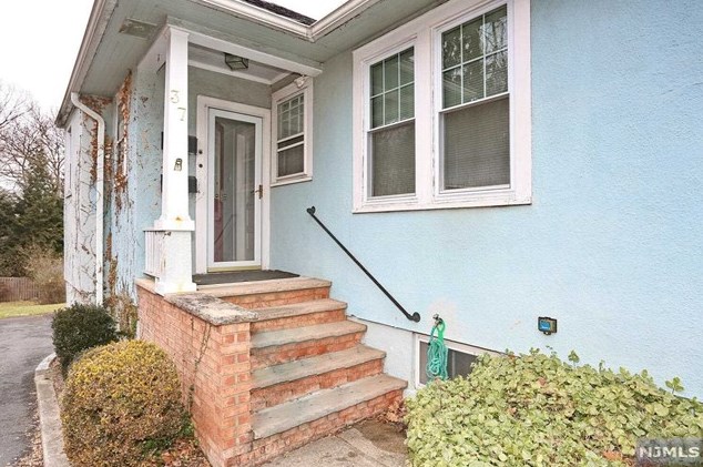 37 Maple Ave, Park Ridge NJ 07656-2148 exterior
