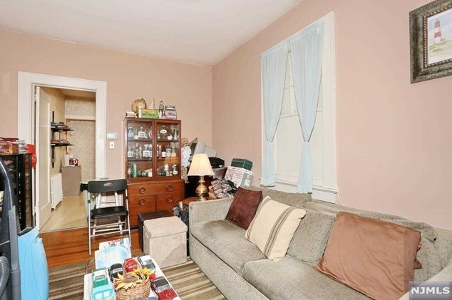 37 Maple Ave, Park Ridge NJ 07656-2148 exterior