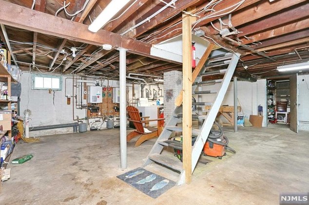 37 Maple Ave, Park Ridge NJ 07656-2148 exterior