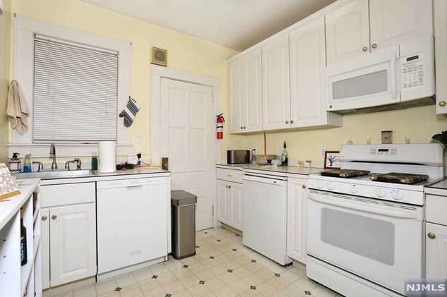 37 Maple Ave, Park Ridge NJ 07656-2148 exterior