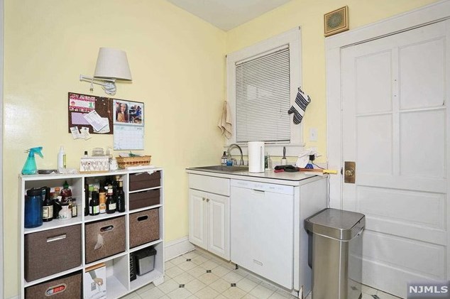 37 Maple Ave, Park Ridge NJ 07656-2148 exterior