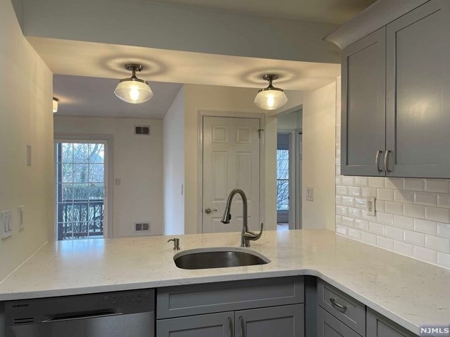 544 Ridge Ln, West Fort Lee NJ  07024-2145 exterior