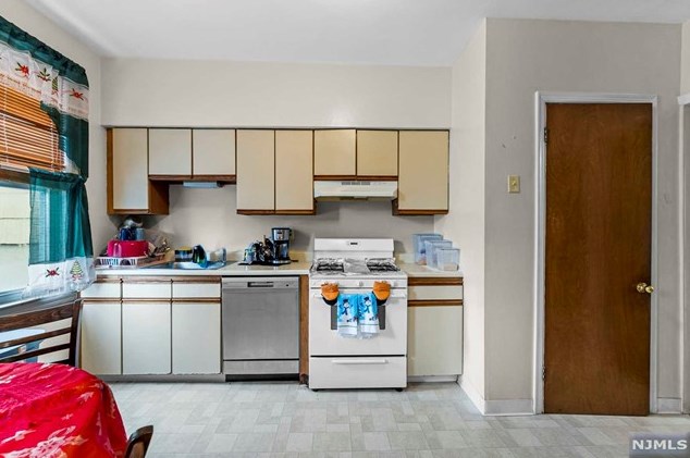 226 Riverview Pl, Cliffside Park NJ 07010-1113 exterior