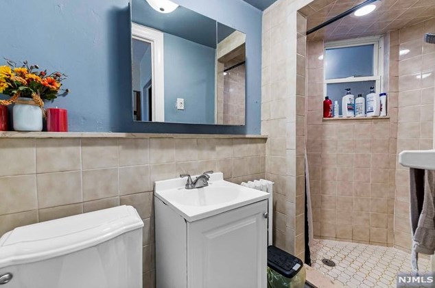 226 Riverview Pl, Cliffside Park NJ 07010-1113 exterior