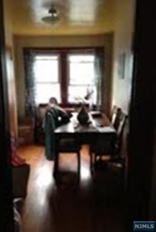 6 Lee St, Elmwood Park NJ  07407-1519 exterior
