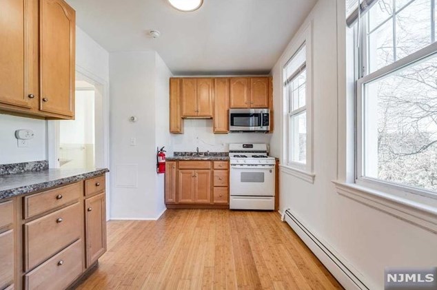 2081 Jones Rd, West Fort Lee NJ 07024-3202 exterior