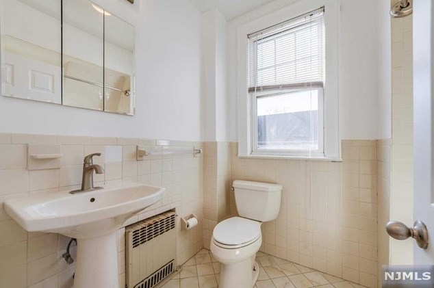 2081 Jones Rd, West Fort Lee NJ 07024-3202 exterior