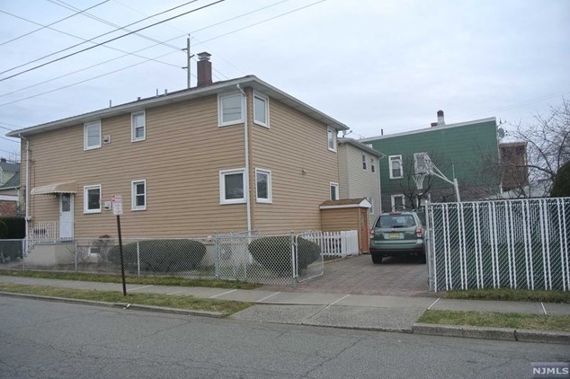 2 Wadsworth St, Wallington NJ  07057-2217 exterior
