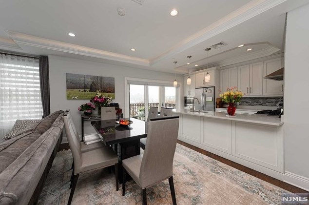 30 Marquis Ct, Edgewater NJ  07020-2900 exterior