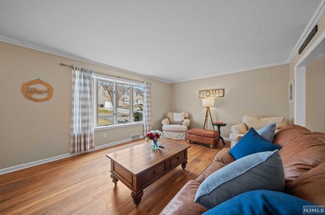 269 Wedgewood Dr, Paramus NJ  07652-3318 exterior