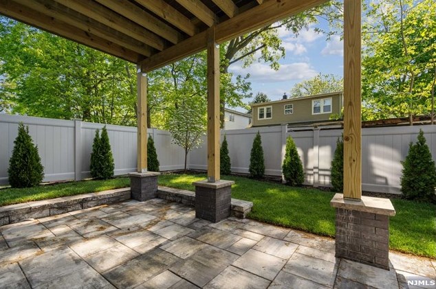 820 Kingsland Ln, West Fort Lee NJ  07024-1527 exterior