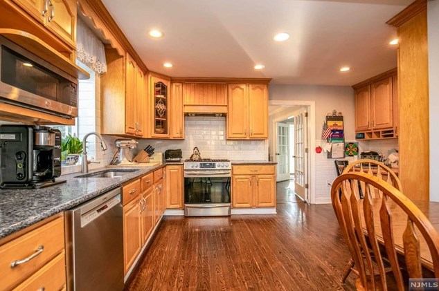 20 Raymond Ave, Rutherford NJ  07070-1132 exterior